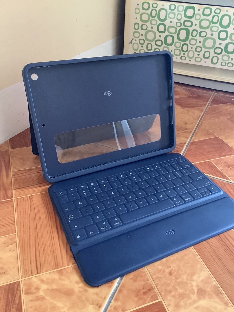 Logitech Ipad 8th Generation Keyboard Case w/ Apple Pen Holder, Computers & Tech, Laptops