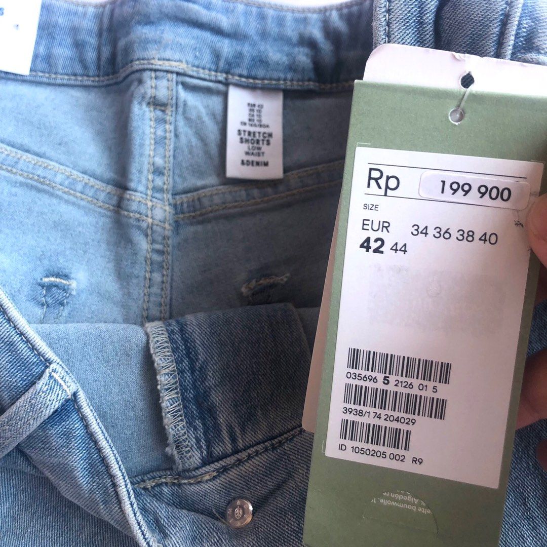 NEW Hotpant celana jeans pendek h m Size 42 big size new branded with tag Brand h m Harga 199.000 Lingkar pinggang 80 cm Panjang 27 cm Cakep