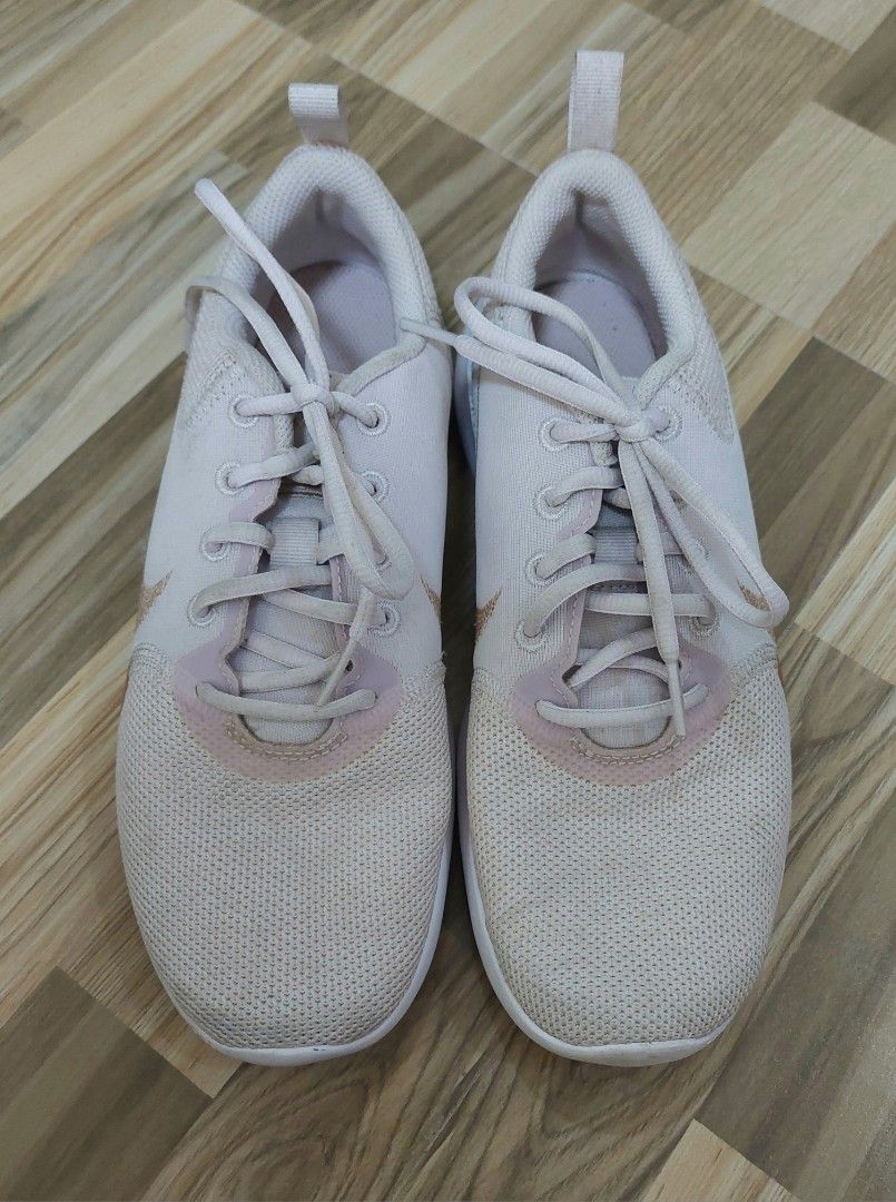 nike training flex essential trainers in pink