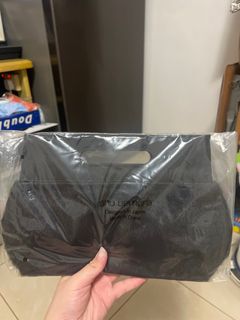 Shu uemura 黑色毛毛手提袋64216421432450110