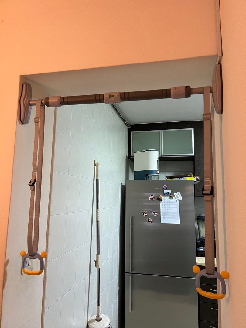 Horizontal sales door bar