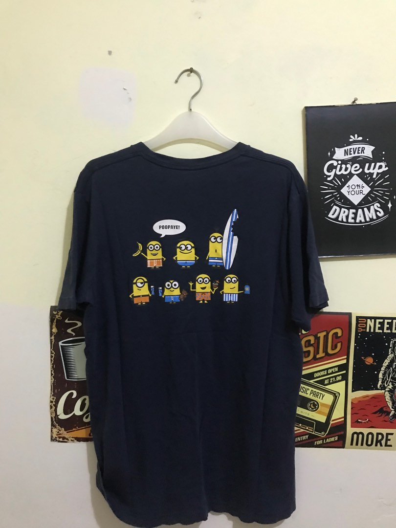 Tshirt Uniqlo X Minion, Fesyen Pria, Pakaian , Atasan di Carousell