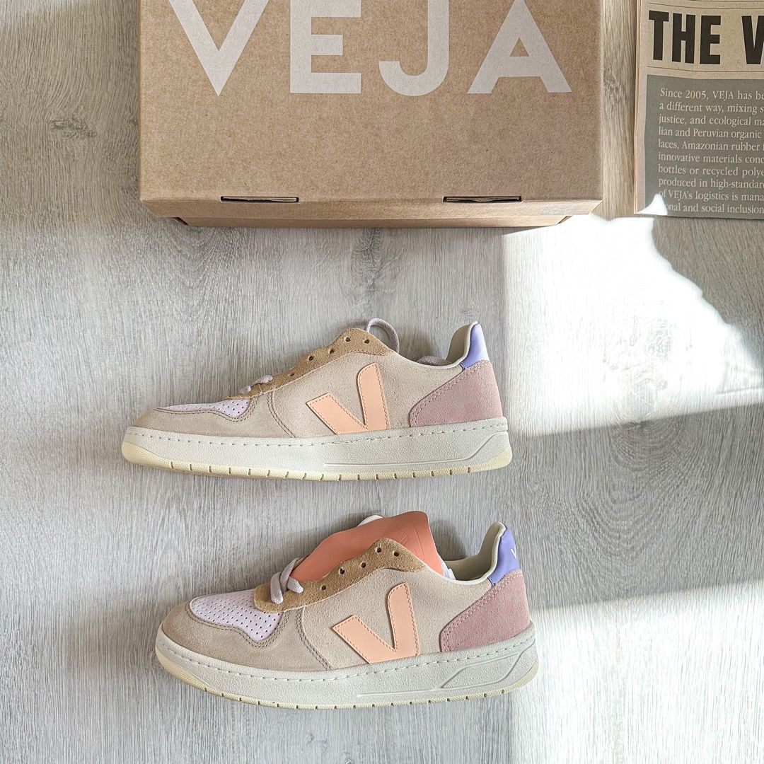 Veja store trainers pink