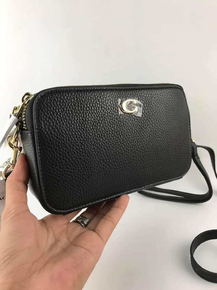 🍀 CCH Kira Crossbody (Category: Luxury Bags & Wallets) located in Manila. Submitted by shan_kenz (Listing ID 1257220954, Image 2). Description: 🍀 CCH Kira Crossbody ▪️7 1/2" (L) x 4" (H) x 1 3/4" (W) 💰P1,800 ▪️Actual photo ▪️Plus SF.