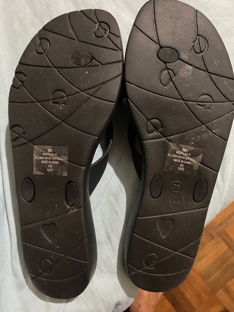 Authentic Guess (Category: Slippers and slides) located in Las Pinas. Submitted by nugets (Listing ID 1257278409, Image 2). Description: .