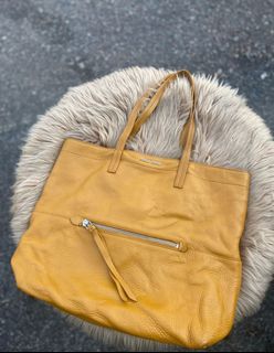 AUTHENTIC MIUMIU TOTEBAG LEATHER