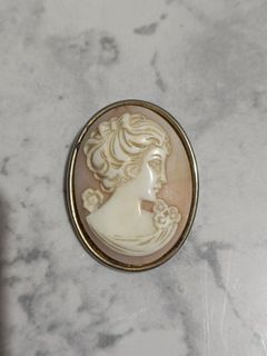 Cameo brooch, resin 1.7 inches