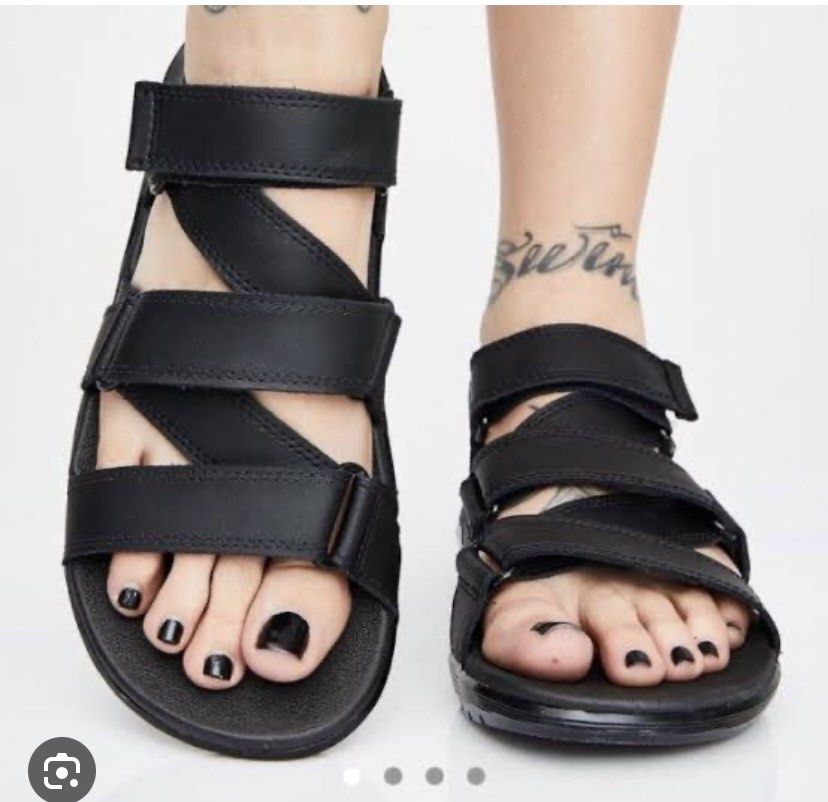 Dr. Martens redfin sandal original Fesyen Wanita Sepatu di Carousell