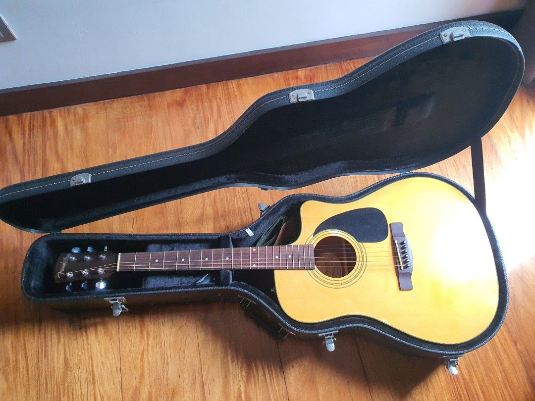Fender Guitar & hard case (Category: Musical Instruments) located in Makati City. Submitted by g_filled (Listing ID 1257261591, Image 1). Description: .