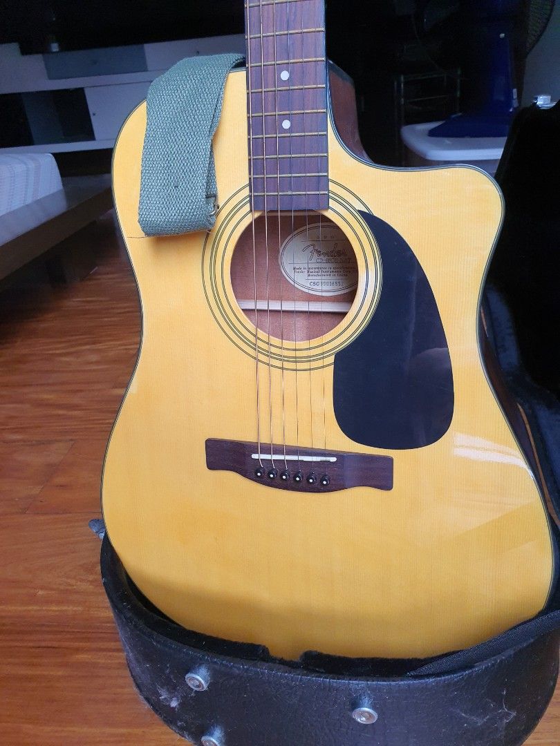Fender Guitar & hard case (Category: Musical Instruments) located in Makati City. Submitted by g_filled (Listing ID 1257261591, Image 2). Description: .