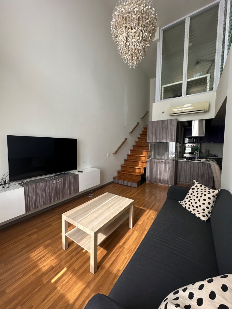 FOR RENT Sunny 2BR loft apartment in Legazpi Village, Property