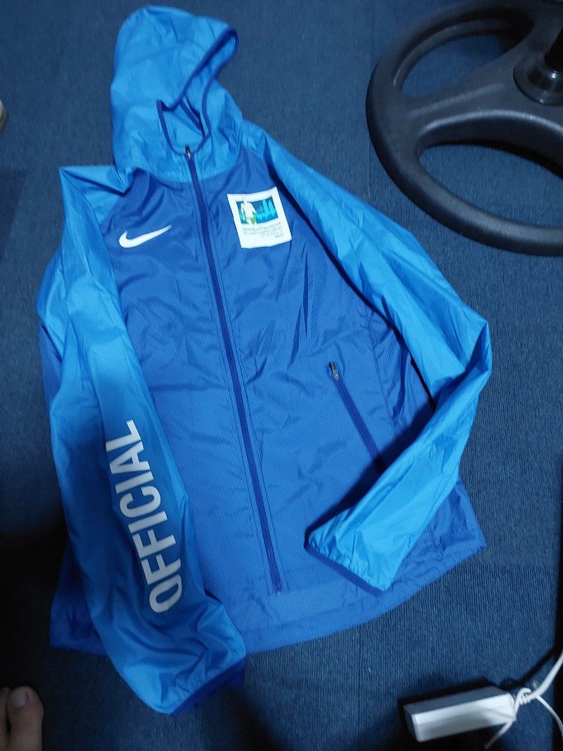 Nike jacket hotsell small mens