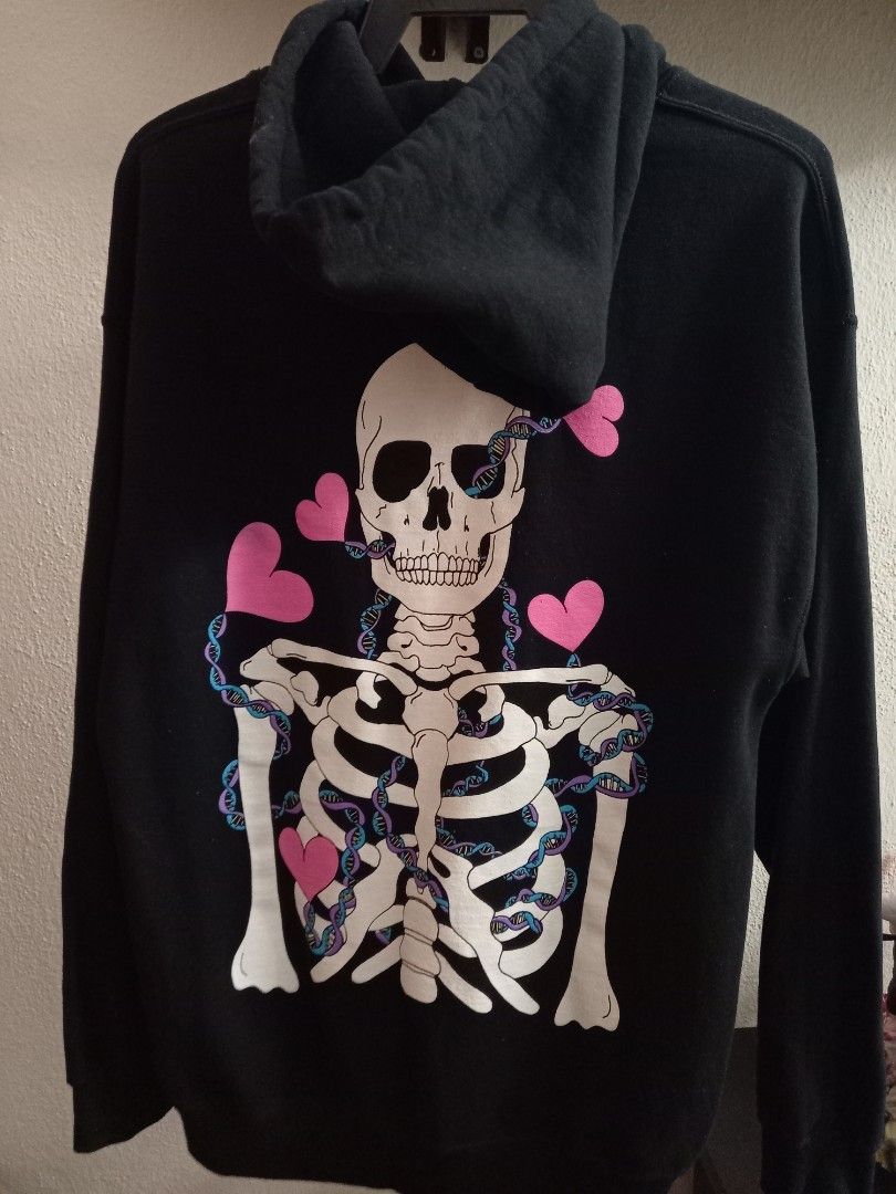 https://www.carousell.com.my/p/lany-dna-hoodie-1257263661/
