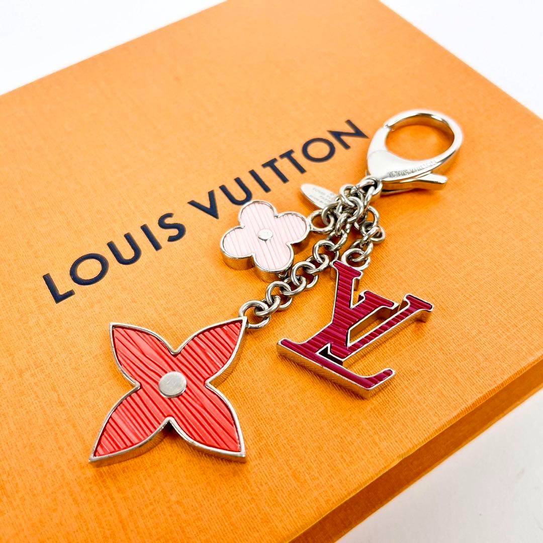 Sold at Auction: Louis Vuitton Color Blossom Star Pendant Necklace 18K  Yellow Gold with Tigers Eye