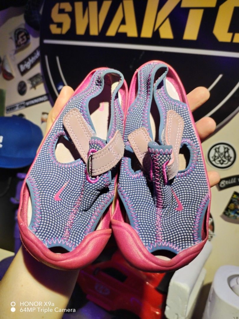 10c discount nike sandals