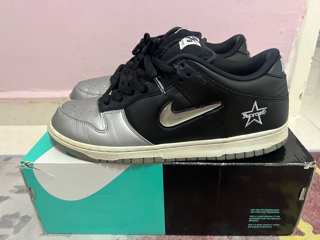 Supreme x nike sb dunk low metallic silver hot sale