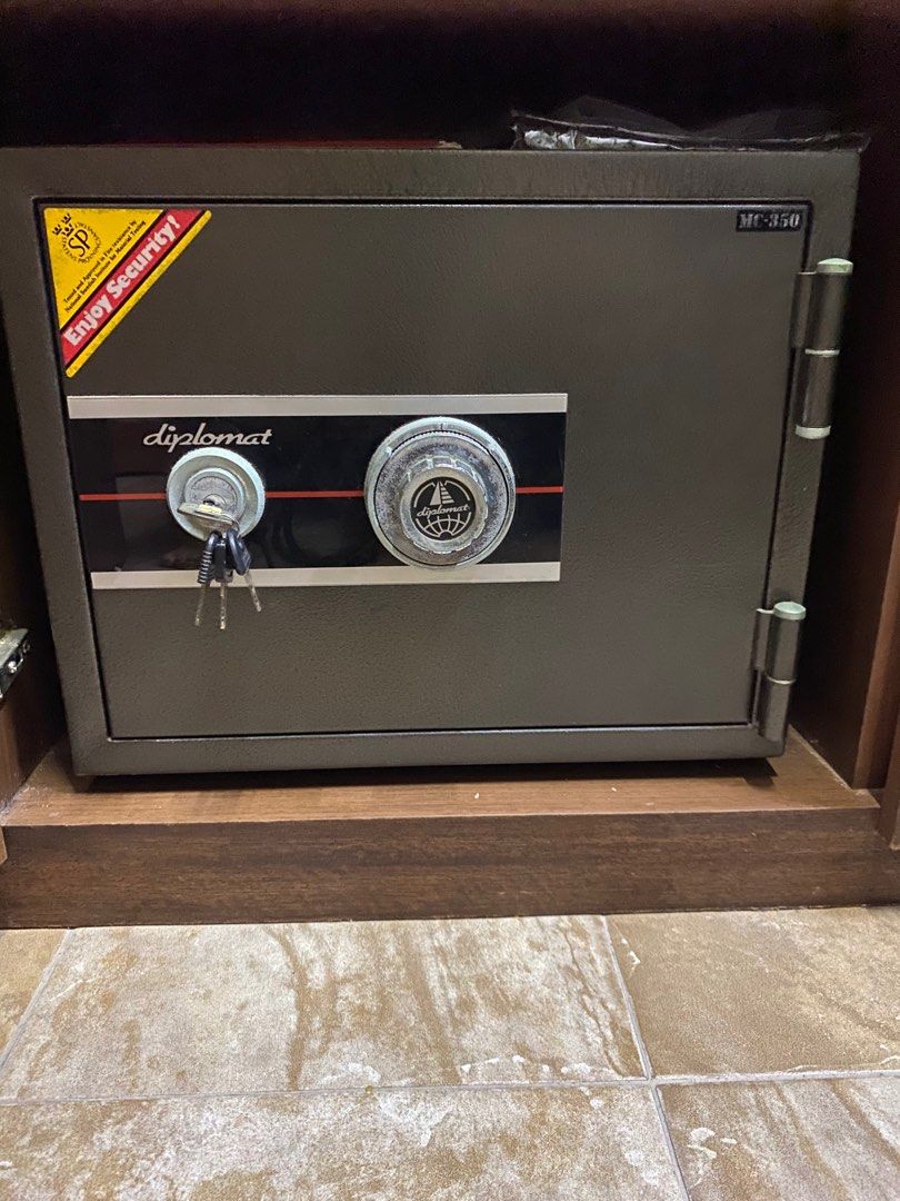 Diplomat brand Old fashioned Safe, Furniture & Home Living, Security