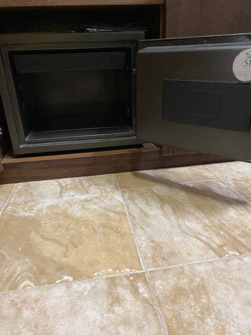 Diplomat brand Old fashioned Safe, Furniture & Home Living, Security