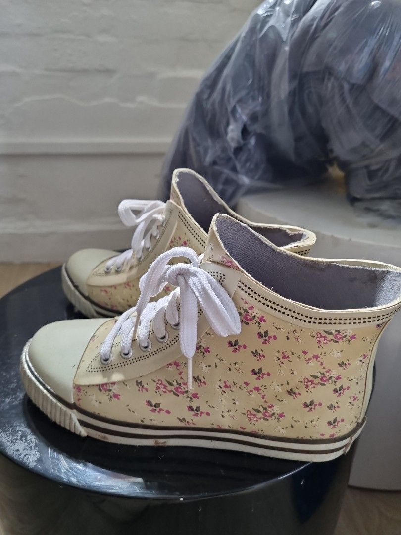 Rain boots that cheap look like converse