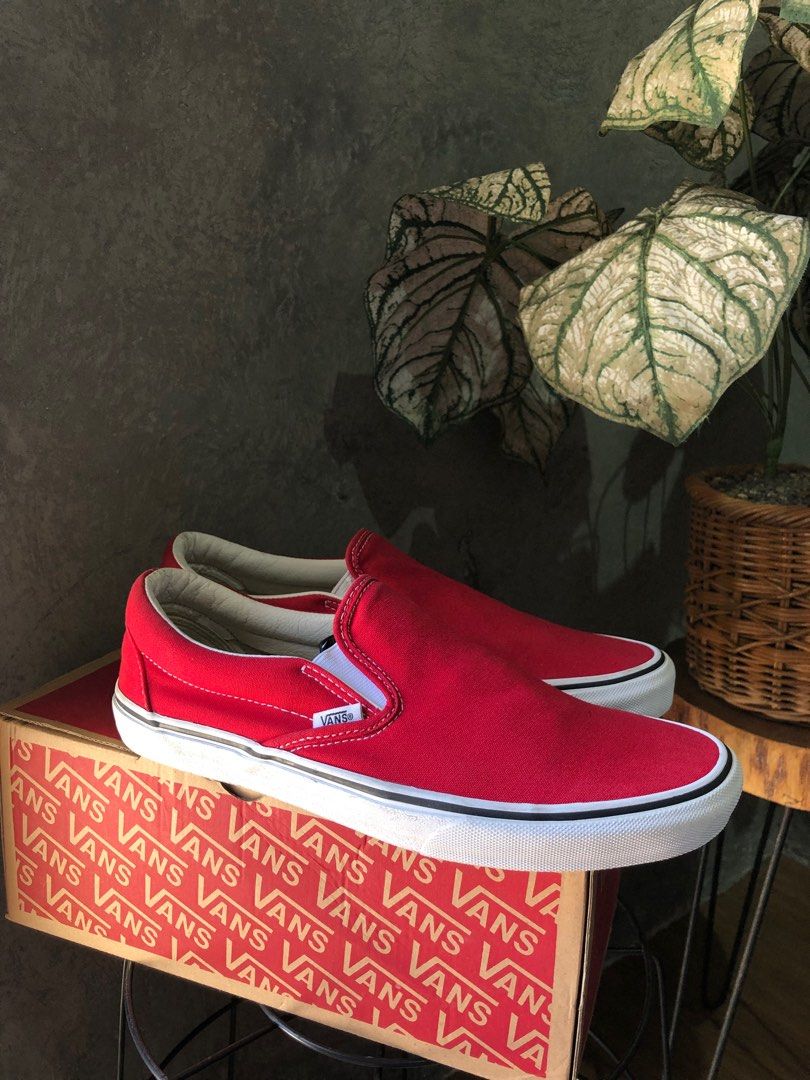 Sepatu Vans Slip on Red, Fesyen Pria, Sepatu Sneakers di Carousell