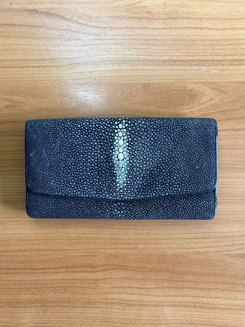 Stingray Trifold Long Wallet (Category: Wallets & Card holders) located in Muntinlupa City. Submitted by caistuff (Listing ID 1257216113, Image 1). Description: LAST PRICE POSTED. — Condition: 7/10 — Dirt stains can be removed by thorough wiping Important Reminder: This is a pre-owned item, therefore usage signs might be apparent. Please manage your expectations..