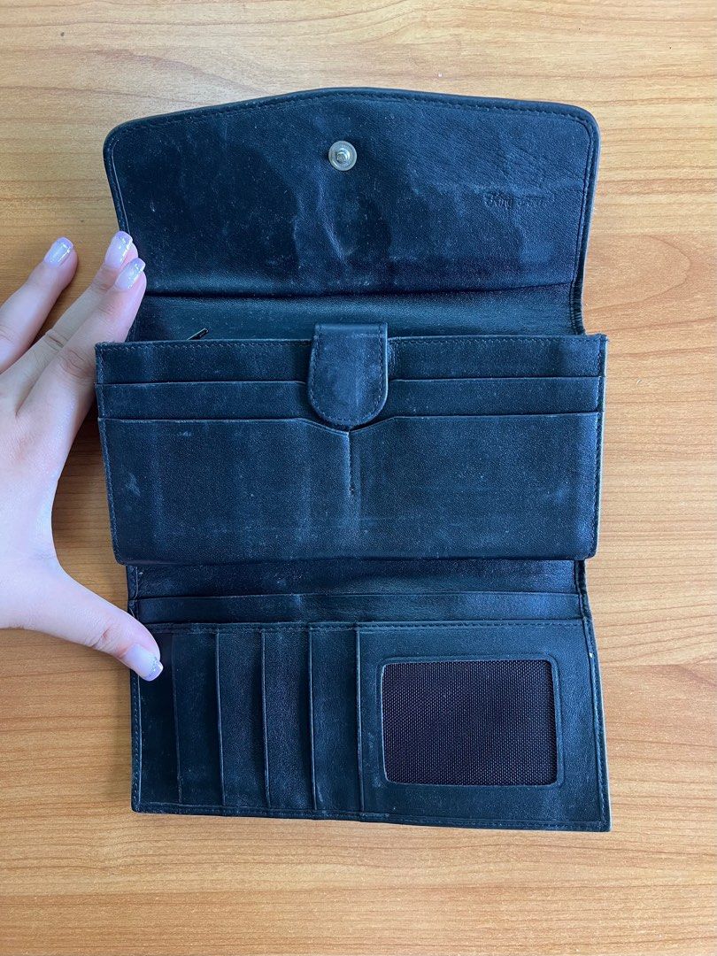 Stingray Trifold Long Wallet (Category: Wallets & Card holders) located in Muntinlupa City. Submitted by caistuff (Listing ID 1257216113, Image 2). Description: LAST PRICE POSTED. — Condition: 7/10 — Dirt stains can be removed by thorough wiping Important Reminder: This is a pre-owned item, therefore usage signs might be apparent. Please manage your expectations..