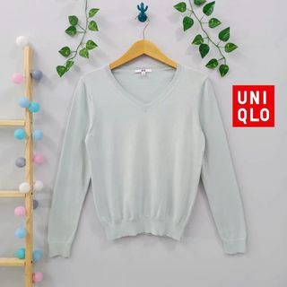Uniqlo Sweaters V neck Blouse Soft Knit Rajut Halus Lembut Adem Daily Knitwear Outfit Hijau Mint Green Pastel