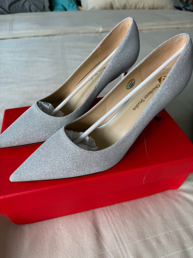 Glitter best sale silver pumps