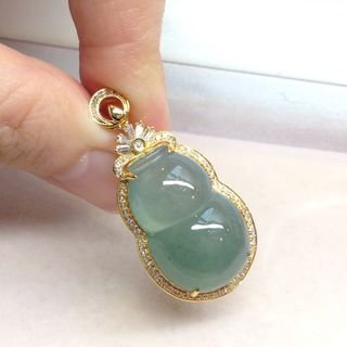 A玉翡翠冰藍水葫蘆18K(750)鑽托吊墜，葫蘆24 x 15 x 10mm，全件長37 x 19mm