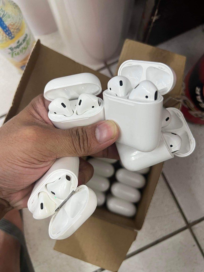 Authentic APPLE airpods gen 2 (Category: Headphones & Headsets) located in Paranaque City. Submitted by louise240817 (Listing ID 1257495074, Image 3). Description: Original original hindi OEM OR CLASS A uulitin ko original po ito. 20 pcs airpods generation 2 (slightly used ) Lahat galing canada padala po ito. Pass sa swap and barat. Inclusion. Unit and replacement cable Test to sawa upon meet up. Khit magdala ka pa ng taga power mac for checking.