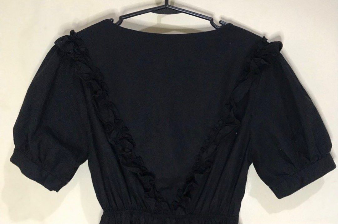 Black maxi dress (Category: Dresses) located in Taguig. Submitted by triaa_ (Listing ID 1257473651, Image 3). Description: S-M.
