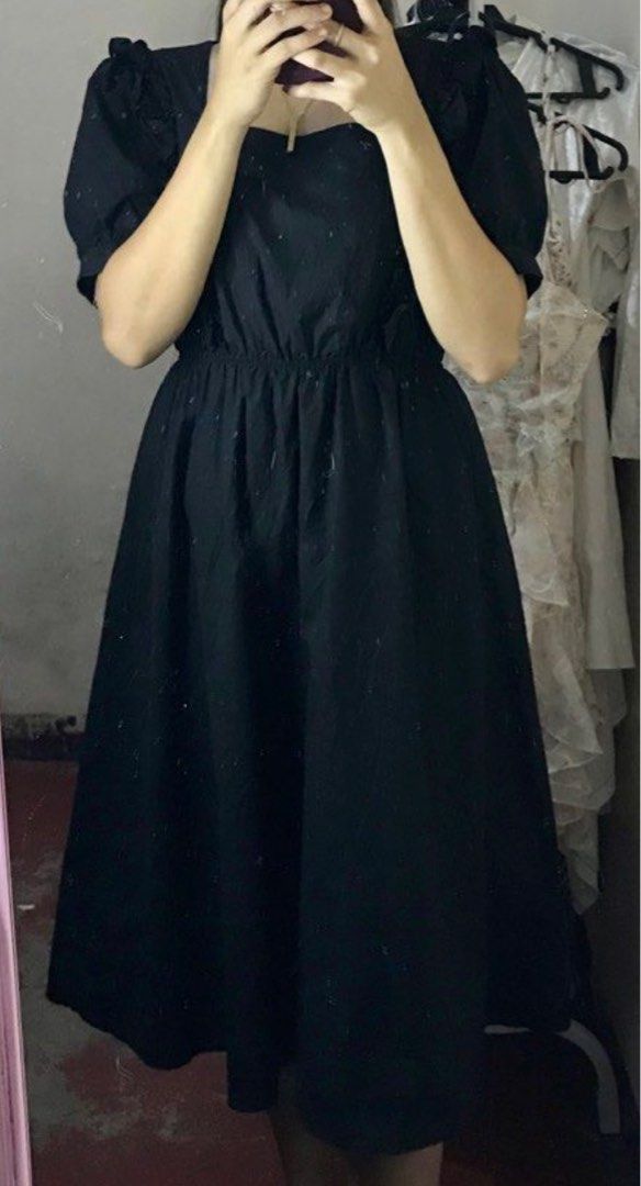 Black maxi dress (Category: Dresses) located in Taguig. Submitted by triaa_ (Listing ID 1257473651, Image 2). Description: S-M.
