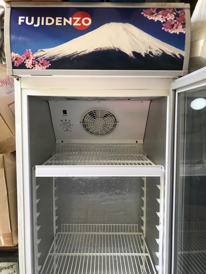 Fujidenzo 9 cu. ft. Showcase Chiller, Fan Cooled System, TV & Home