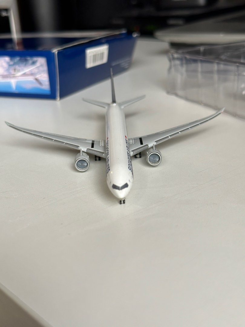 SINGAPORE AIRLINES B777-300ER AIRCRAFT MODEL 1:500