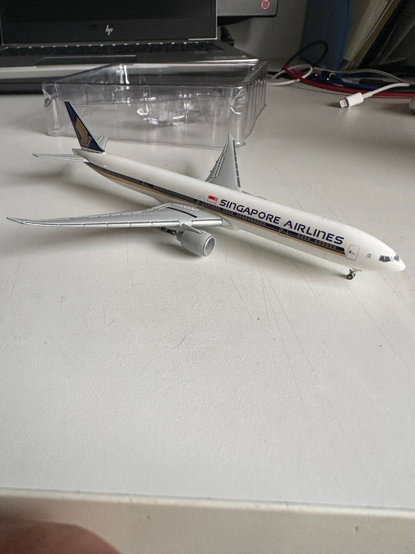 Herpa 1:500 Singapore Airlines Boeing 777-300ER, Toys