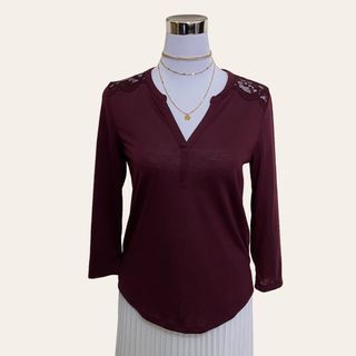 H&M maroon t-shirt