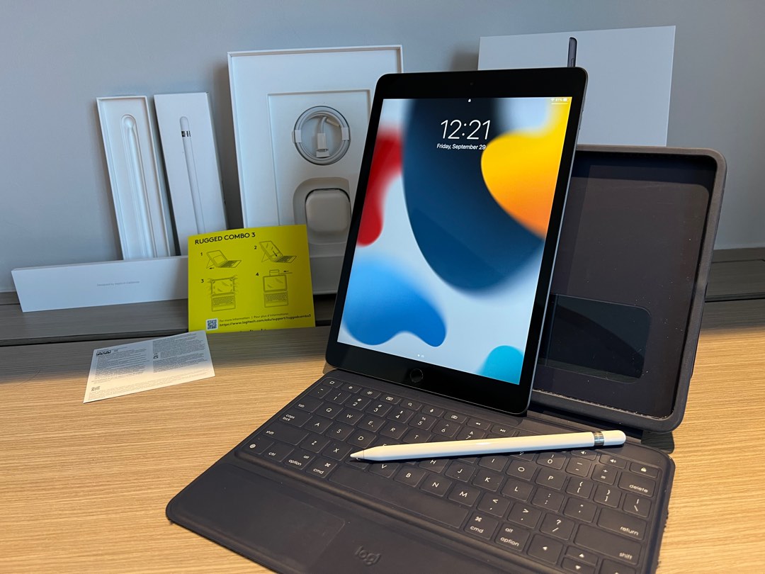 iPad 8th Gen (128GB) with Apple Pencil and Logitech keyboard, Mobile Phones & Gadgets, Tablets