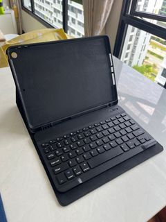 Ipad case with detachable bluetooth keyboard