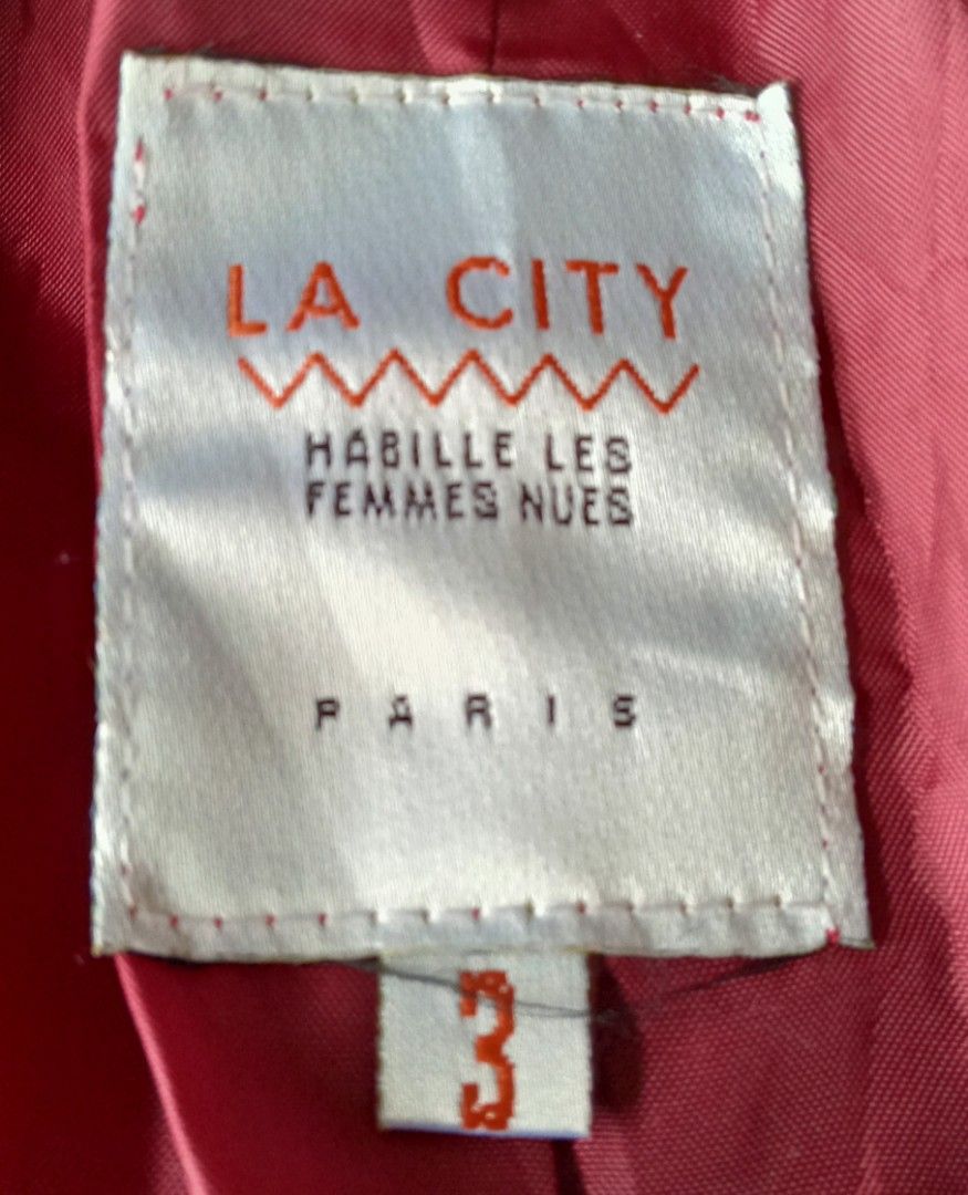 La city habille les femmes nues clearance