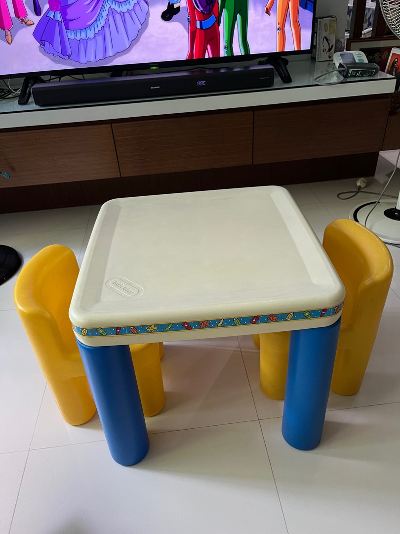 Little tikes table and chairs for toddlers hot sale