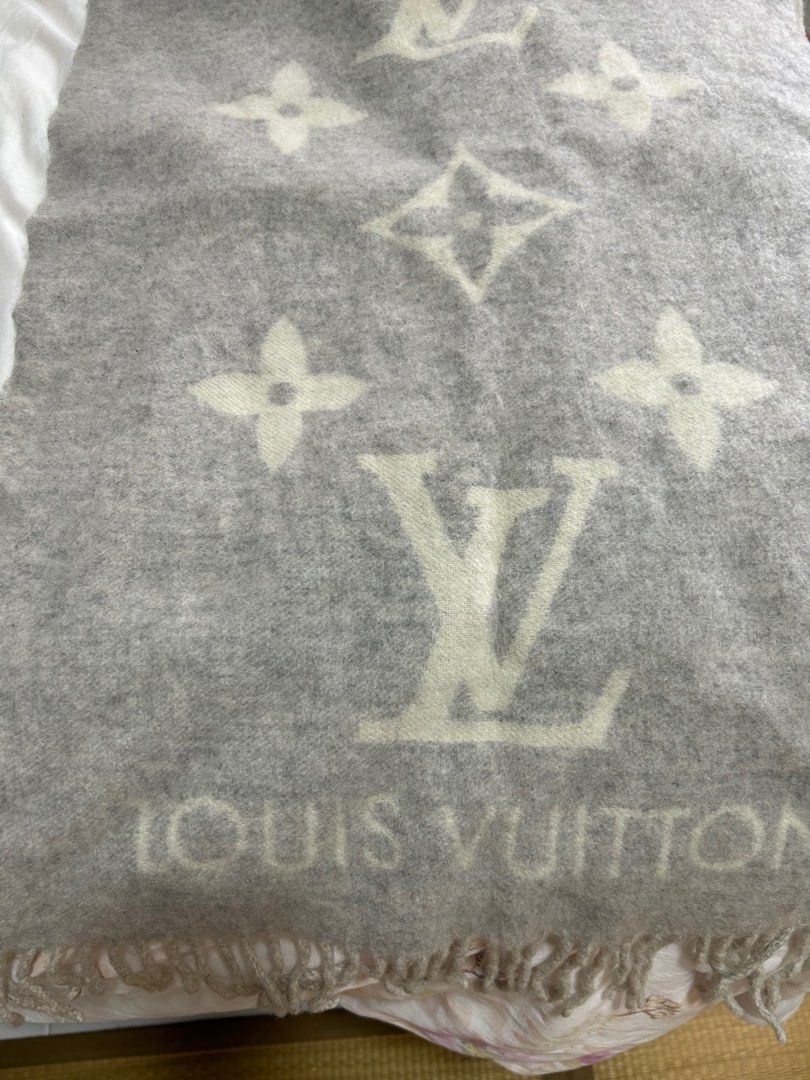 Louis Vuitton Reykjavik Cashmere Scarf ○ Labellov ○ Buy and Sell