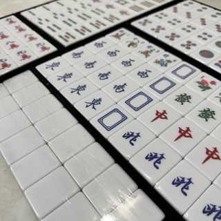 Japanese Riichi Mahjong Set - White and Yellow Standard Size Tiles
