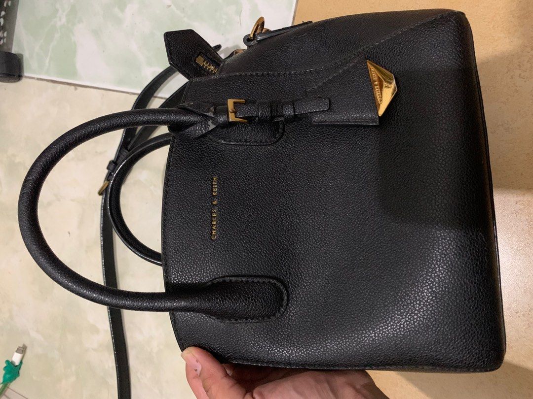 Tas sling bag charles and keith warna hitam original