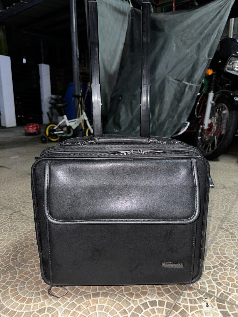 Trolley Laptop Attache Case Bag (Category: Laptop Bags & Sleeves) located in Malolos. Submitted by 3zzleshy (Listing ID 1257453027, Image 1). Description: NO ISSUE RFS: di nagagamit Payment thru GCASH SF SHOULDER BY BUYER Loc: MALOLOS BUL.