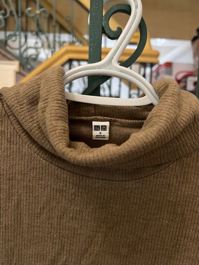 Kaos outlet turtleneck uniqlo