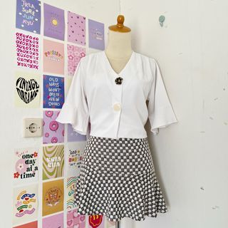 White Blouse Putih Polyester Kancing Aksen Lengan Lonceng V neck