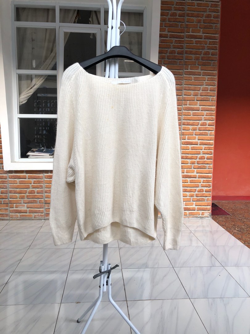 White Oversize Sweater, Fesyen Wanita, Pakaian Wanita, Atasan di Carousell