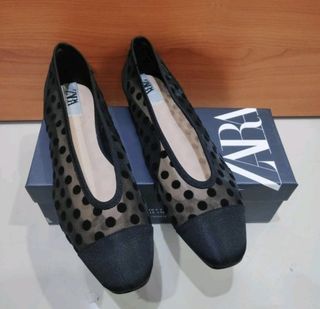 zara flat shoes flatshoes sepatu ballerina sendal size 35 bottom bawahan sneakers sandal black hitam dot titik
