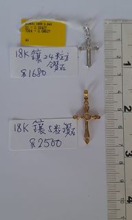 清理舊存貨兩個18K鑲鑽石十字架吊墜，共售3300元，單一個價錢如照片顯示。no.3.9.2364238420293763110