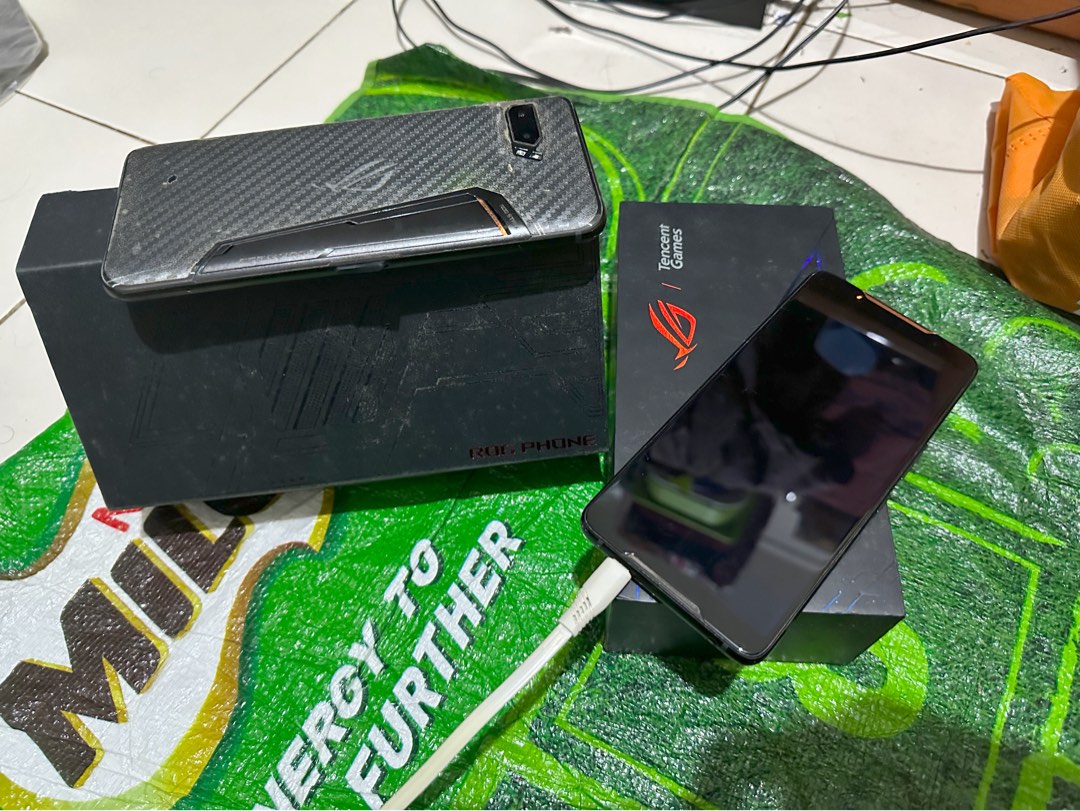 Asus rog hotsell phone with luggage